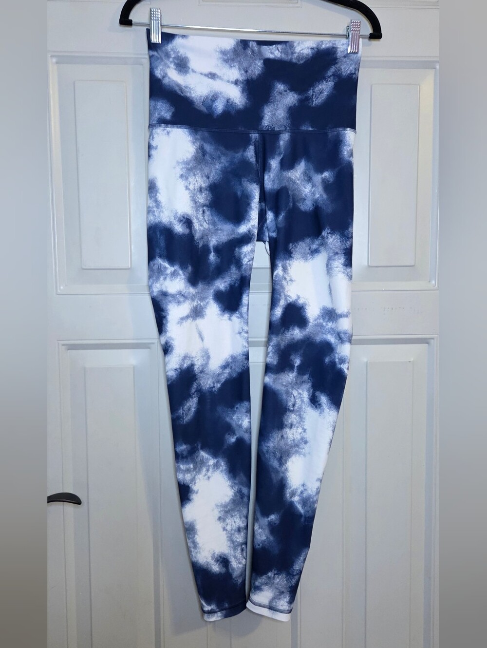 Old Navy Active - High Waist Navy and White Tie-Dye Leggings With Side Pockets